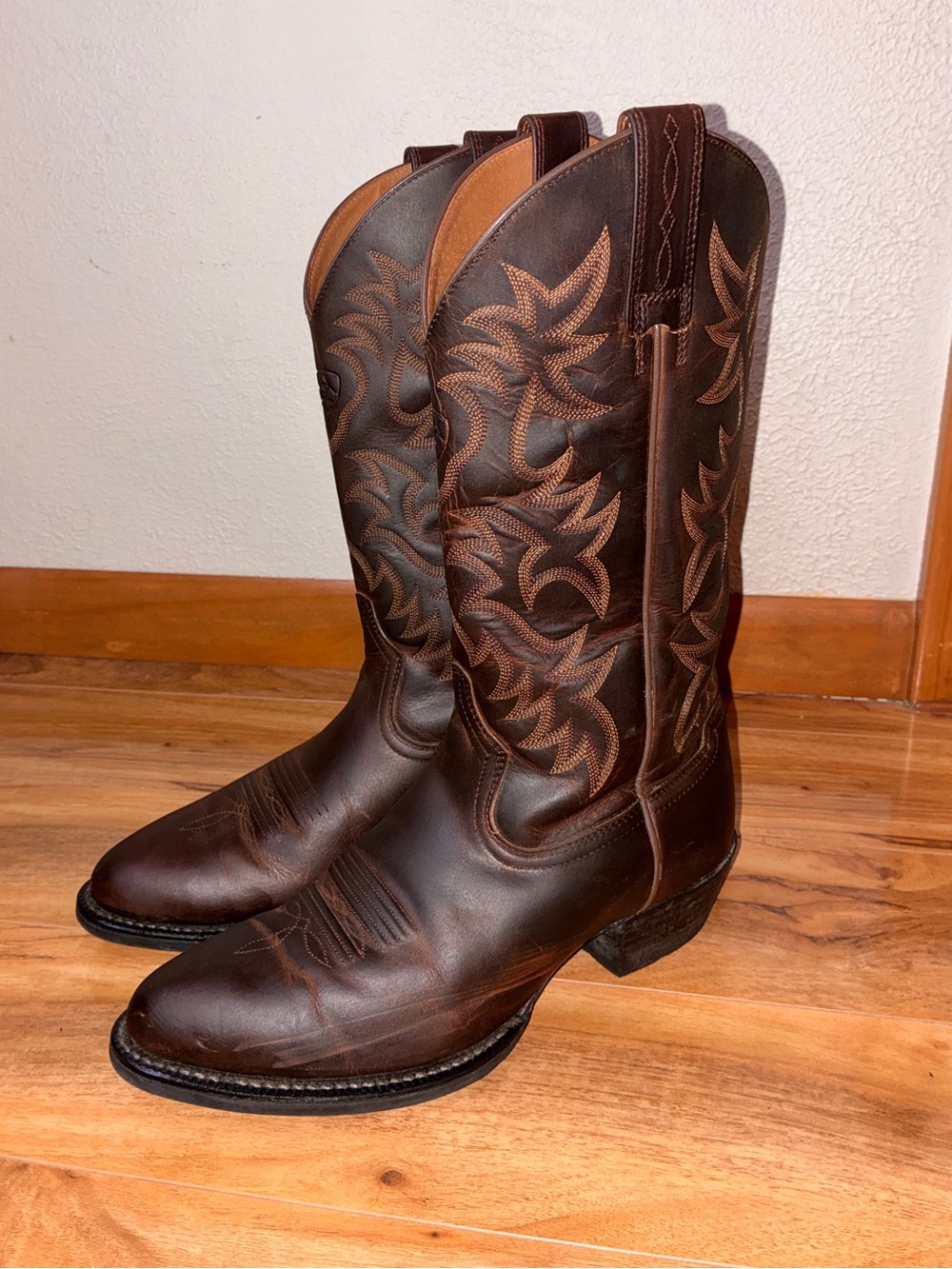 Ariat Men’s Heritage Round Toe Western Cowboy Boots- size 8 D